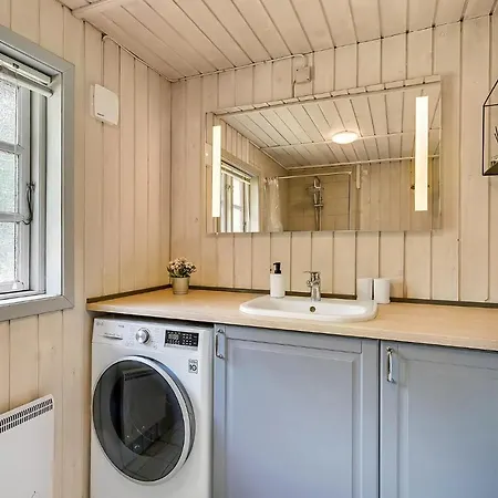 Pet Friendly In With Kitchen *